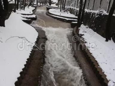 卢达马拉·佩特里希河1月的一个<strong>短片</strong>，一条覆盖着雪和流动的冬季河流